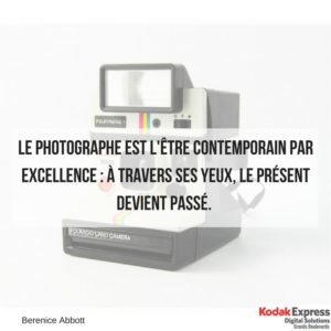 Polaroïd citation sur la photo et le présent Kodak Express 